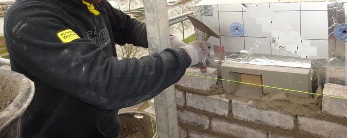 Nichoir intégré dans un mur isolé avec parement en brique, résidence les Martinets à Visé — © Martine Wauters